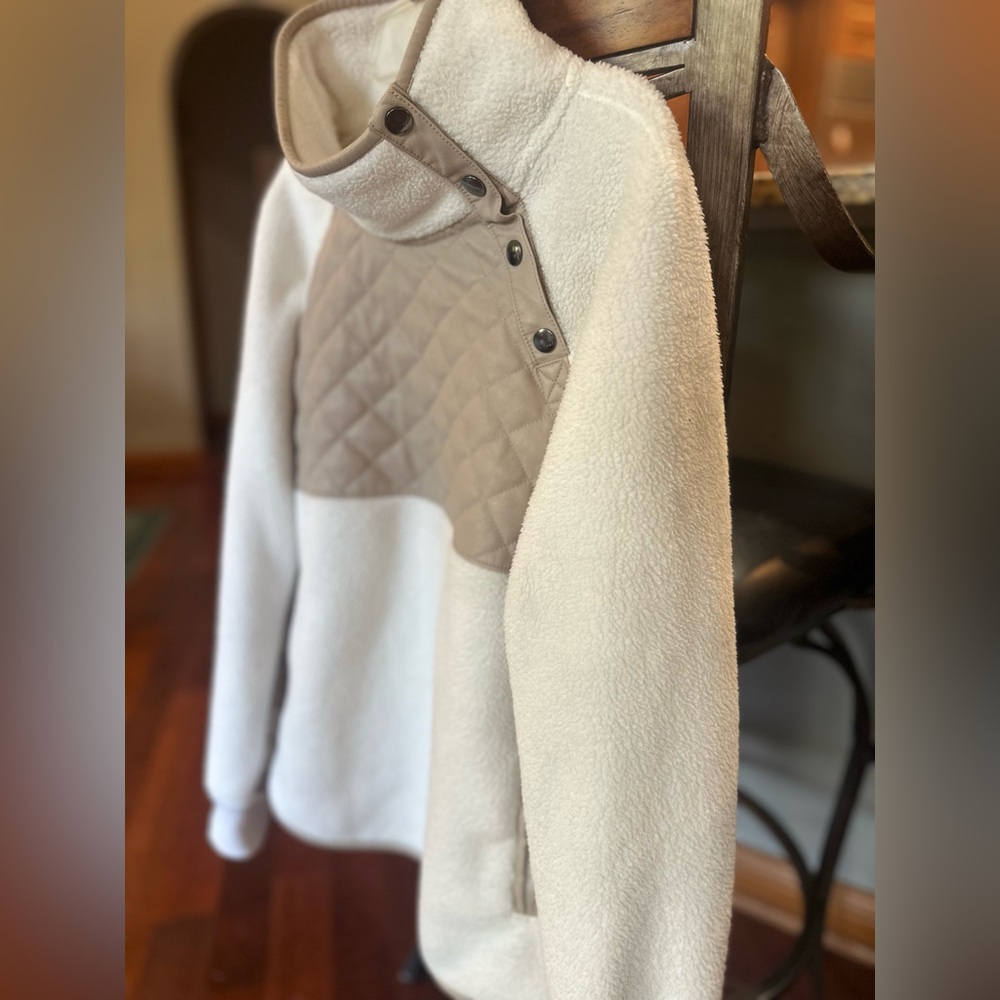 SOLD ON XPOSTAbercrombie & Fitch Cream & Tan Quilted Pullover. Small. EUC. - Picture 4 of 16